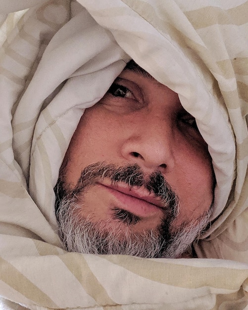 Retrato em close-up de um homem relaxando na cama