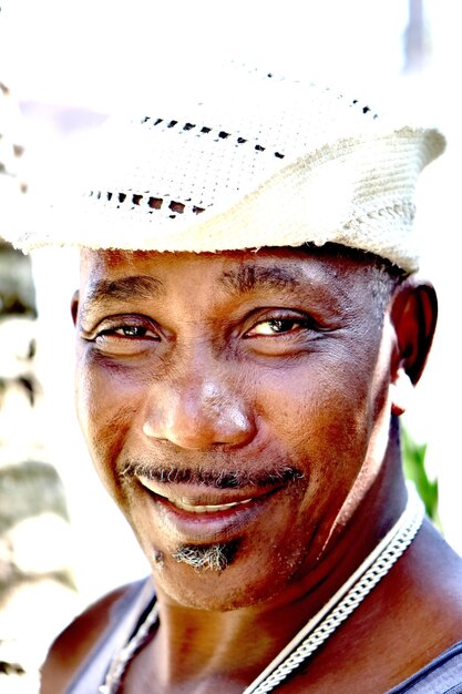 Foto retrato em close-up de um homem sorridente vestindo um chapéu