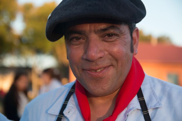 Retrato em close-up de um homem sorridente vestindo um chapéu