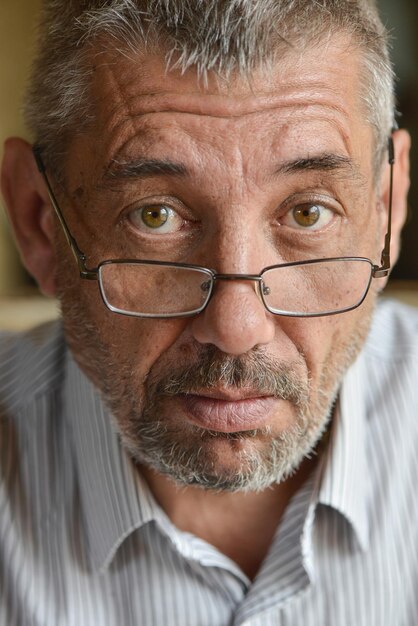 Foto retrato em close-up de um homem usando óculos