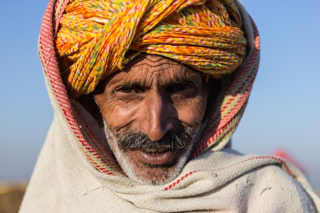 Retrato em close-up de um homem vestindo turbante contra um céu claro