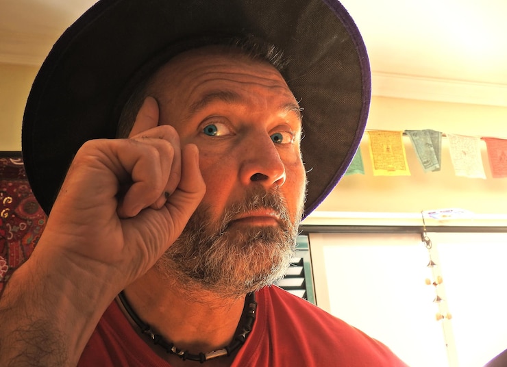 Foto retrato em close-up de um homem vestindo um chapéu