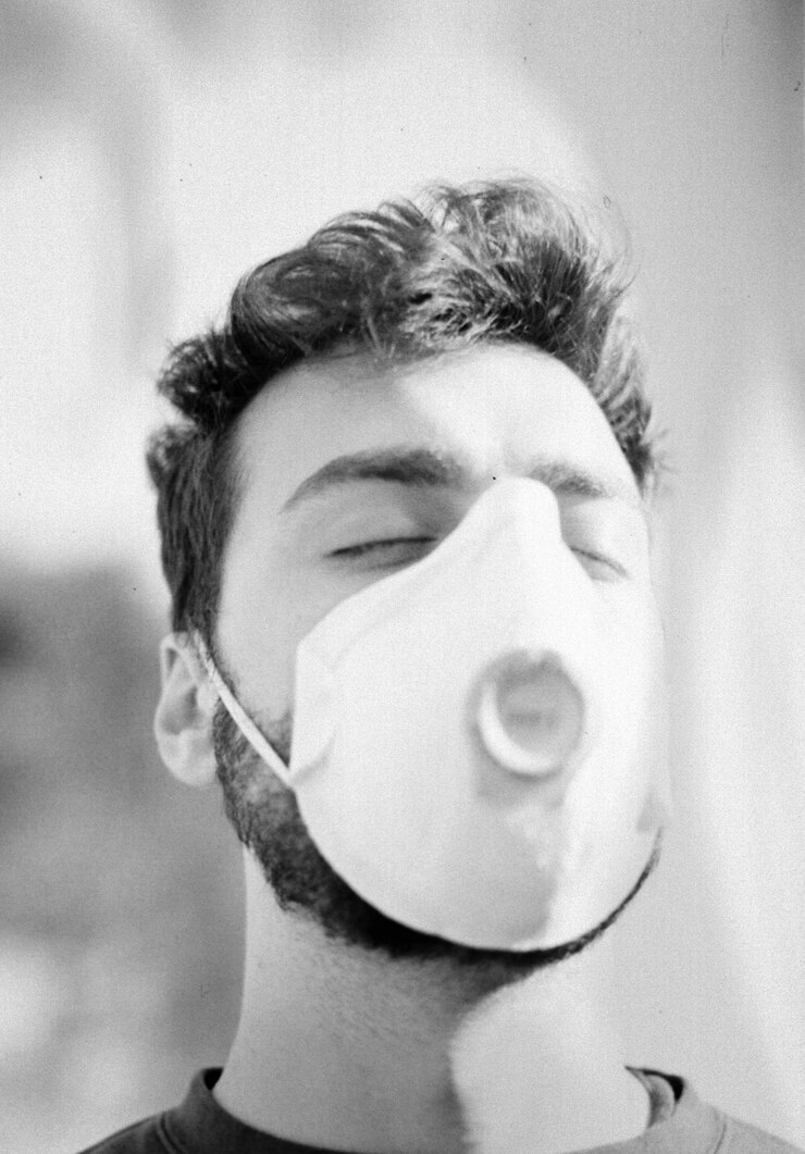 Foto retrato em close-up de um jovem a beber