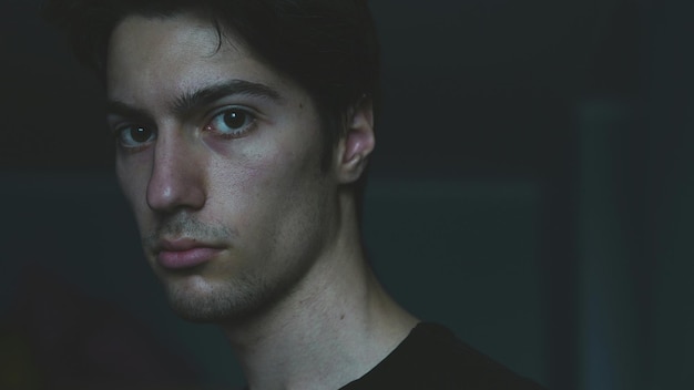 Retrato em close-up de um jovem bonito