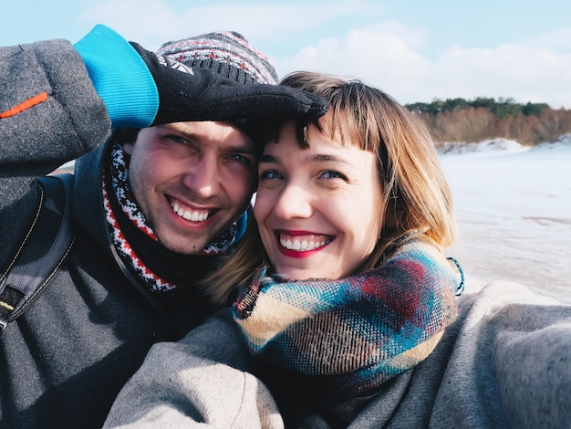 Retrato em close-up de um jovem casal alegre contra o mar
