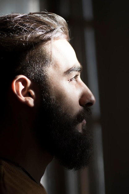 Retrato em close-up de um jovem olhando para longe