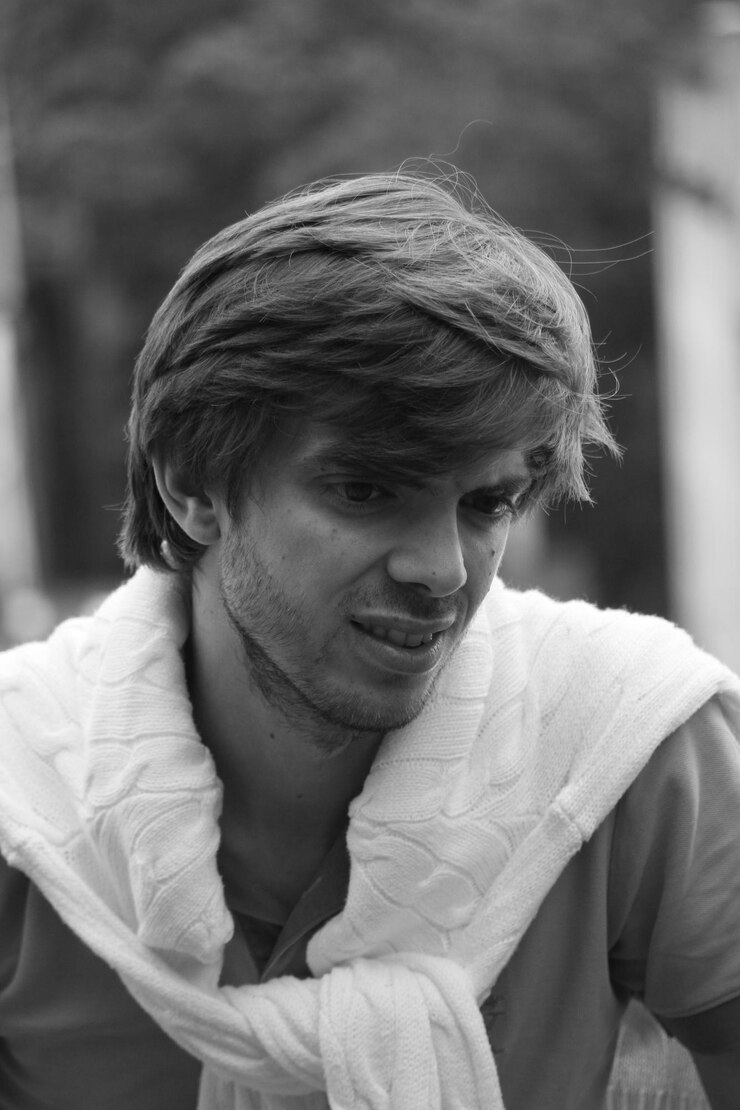 Foto retrato em close-up de um jovem sorridente