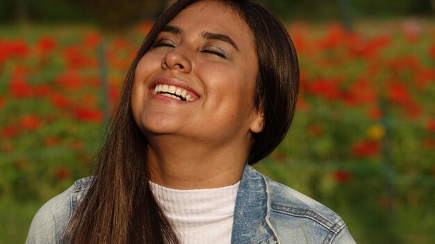 Foto retrato em close-up de um jovem sorridente