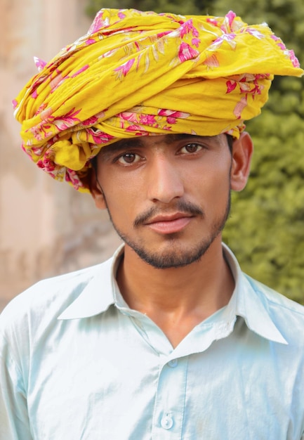 Foto retrato em close-up de um jovem vestindo turbante