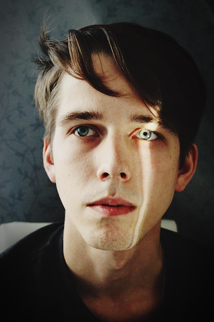 Retrato em close-up de um jovem