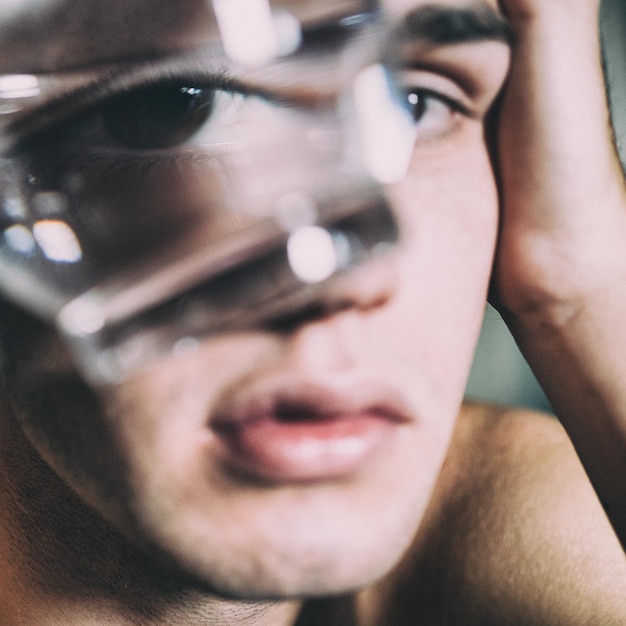 Retrato em close-up de um jovem