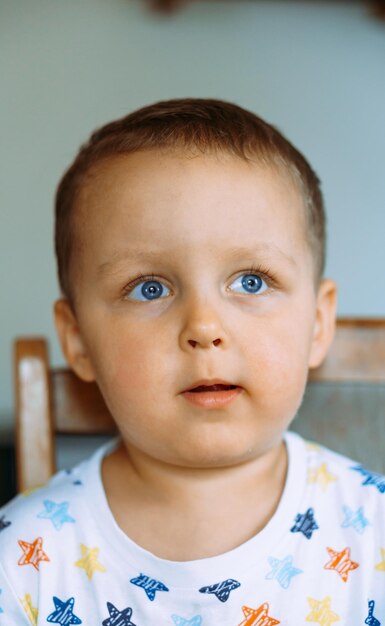 Foto retrato em close-up de um menino bonito em casa