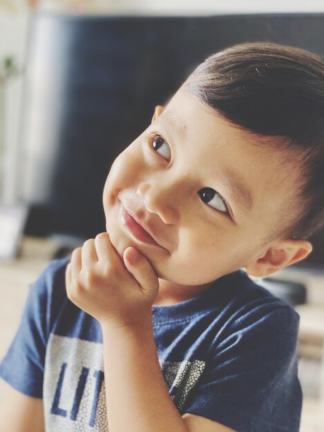 Foto retrato em close-up de um menino bonito