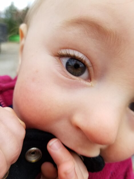 Foto retrato em close-up de um menino bonito