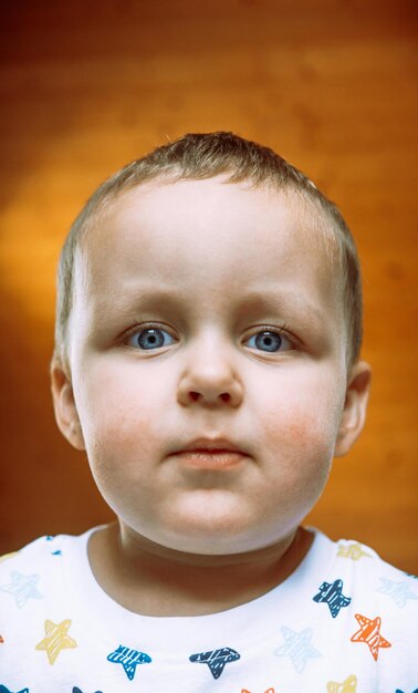 Foto retrato em close-up de um menino bonito