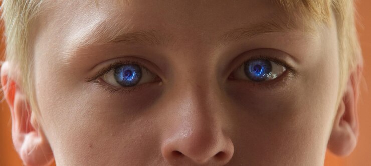 Foto retrato em close-up de um menino com olhos azuis