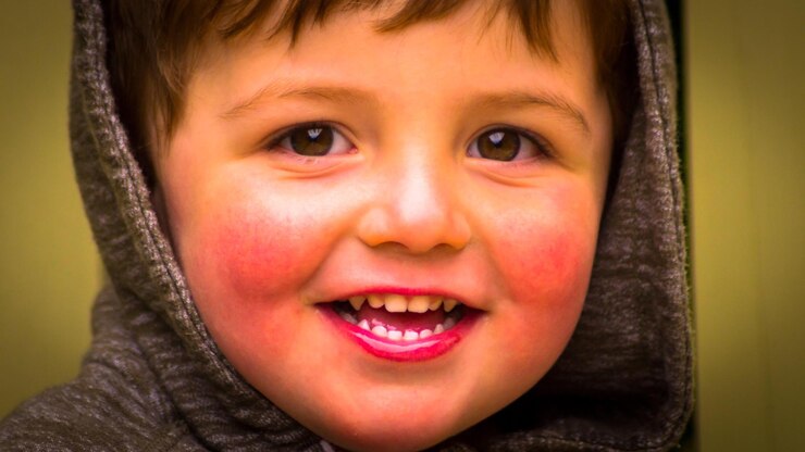 Foto retrato em close-up de um menino feliz vestindo uma camisa com capuz