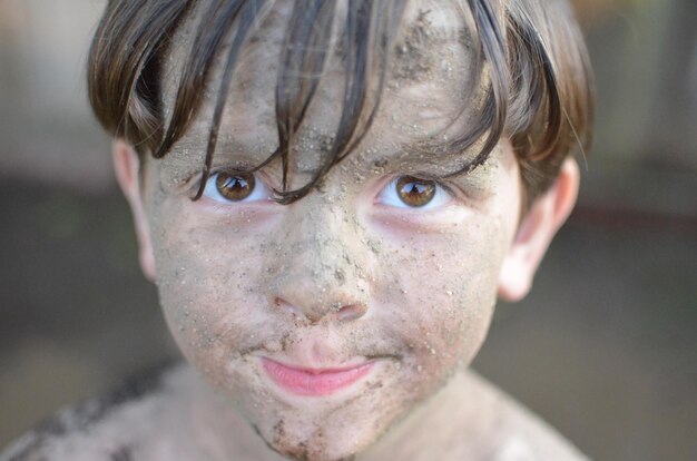 Retrato em close-up de um menino lamacento