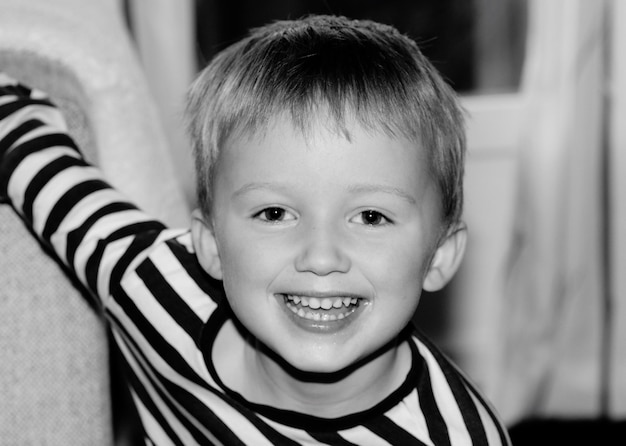 Retrato em close-up de um menino sorridente em casa