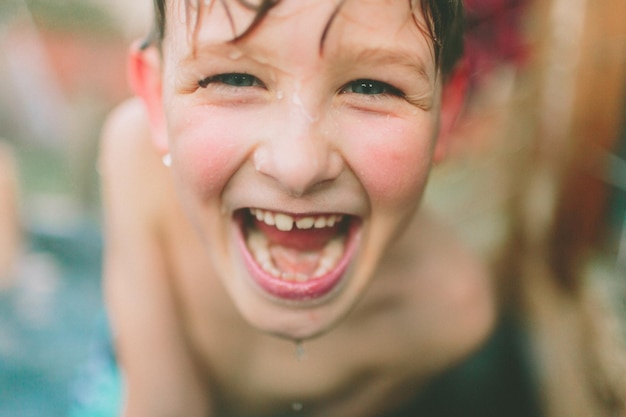 Retrato em close-up de um menino sorridente sem camisa