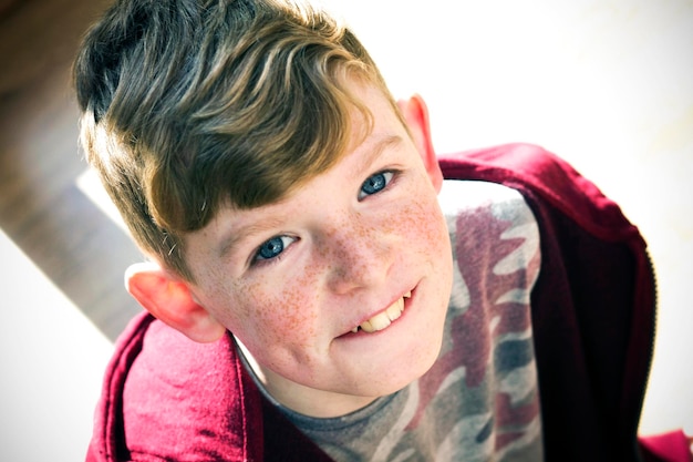 Retrato em close-up de um menino sorridente