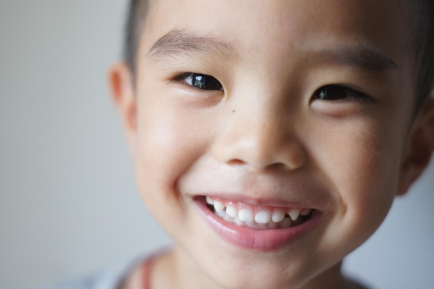 Retrato em close-up de um menino sorridente