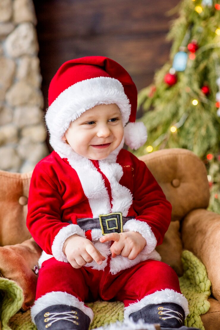 Foto retrato em close-up de um menino vestido como um papai noel vermelho