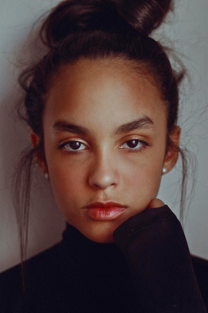 Foto retrato em close-up de uma adolescente confiante