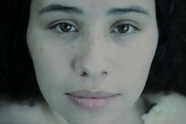 Retrato em close-up de uma bela jovem