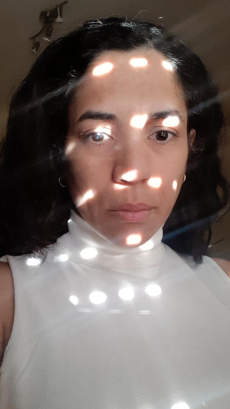 Foto retrato em close-up de uma bela mulher em casa