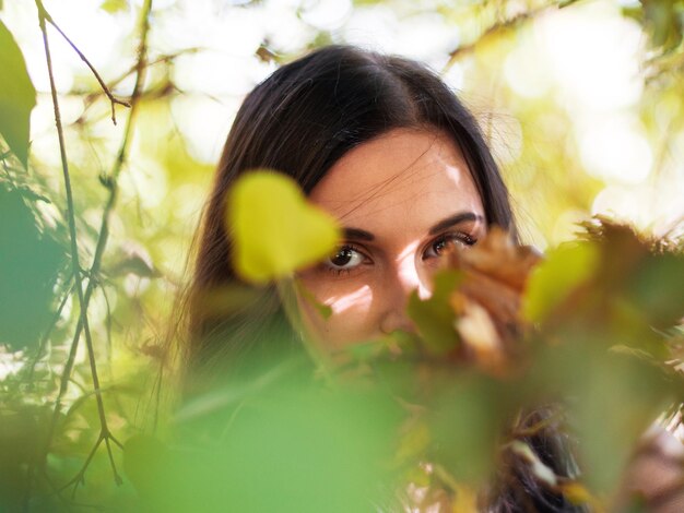 Retrato em close-up de uma bela mulher no meio de plantas