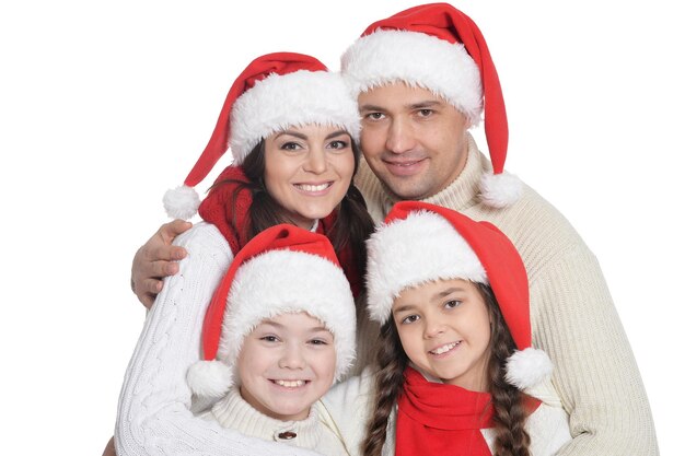 Foto retrato em close-up de uma família com crianças em chapéus de papai noel