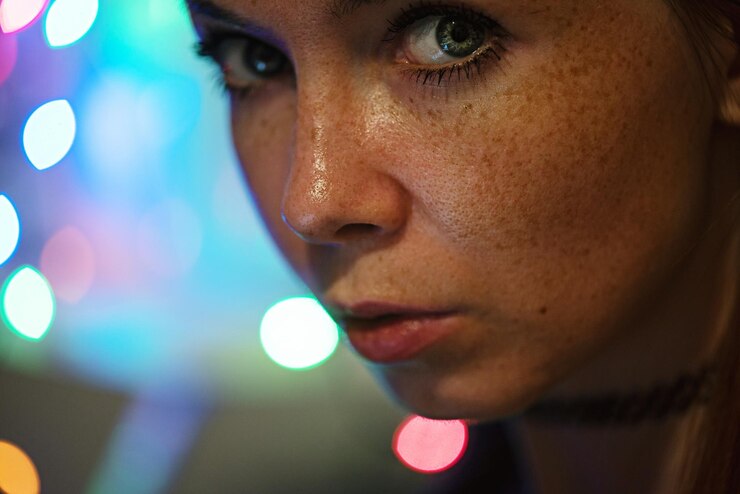 Foto retrato em close-up de uma jovem à noite