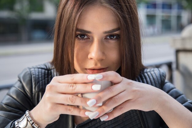 Foto retrato em close-up de uma jovem bebendo café