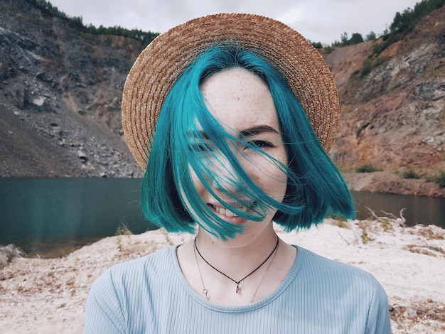 Retrato em close-up de uma jovem com cabelo tingido de pé ao ar livre
