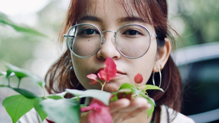 Foto retrato em close-up de uma jovem com folhas ao ar livre