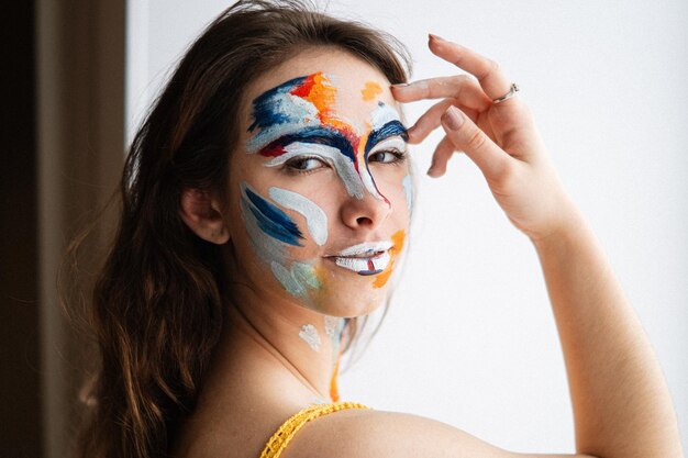 Foto retrato em close-up de uma jovem com rosto pintado