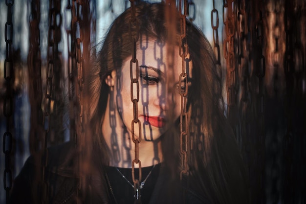 Foto retrato em close-up de uma jovem contra o céu