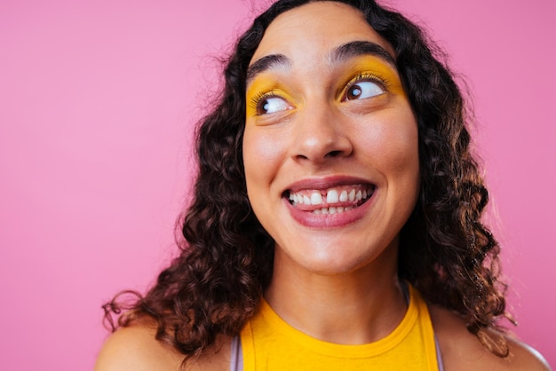 Foto retrato em close-up de uma jovem contra um fundo rosa