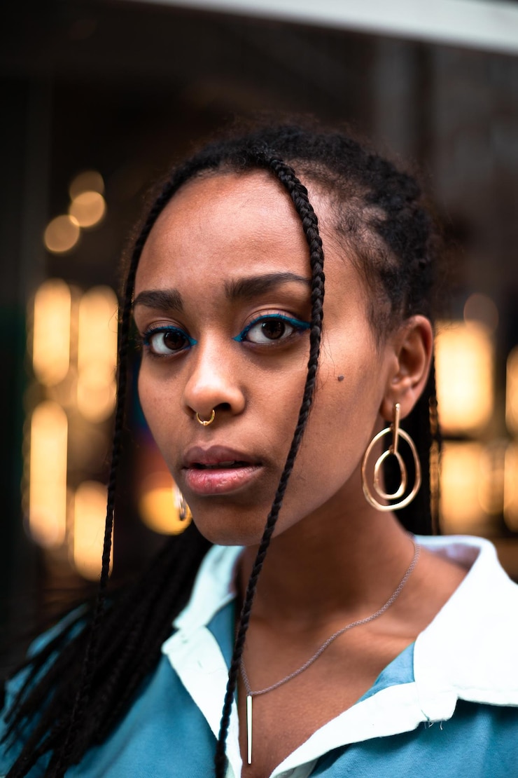 Foto retrato em close-up de uma jovem de pé ao ar livre