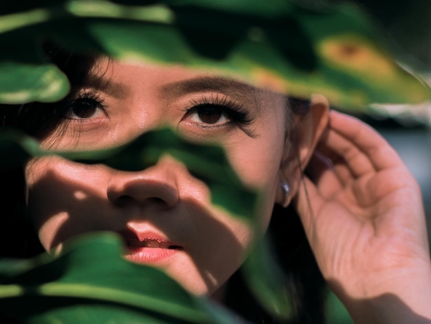 Retrato em close-up de uma jovem junto a plantas