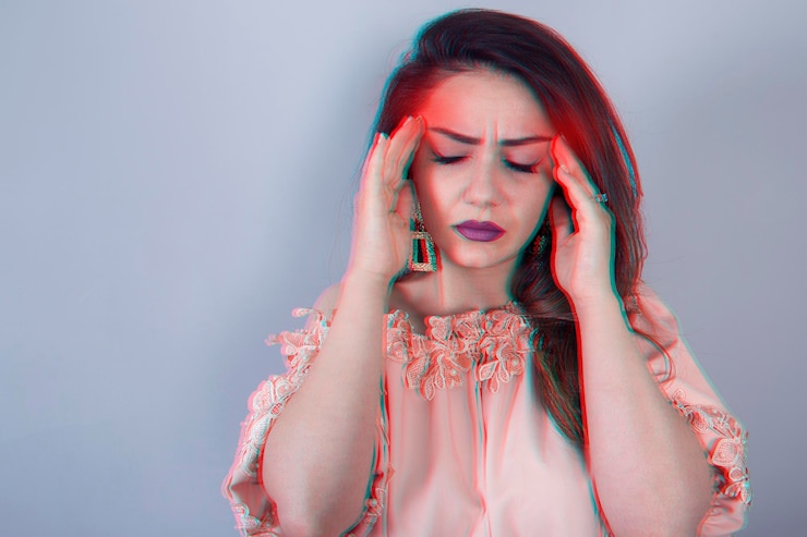 Foto retrato em close-up de uma jovem mulher efeito glitch