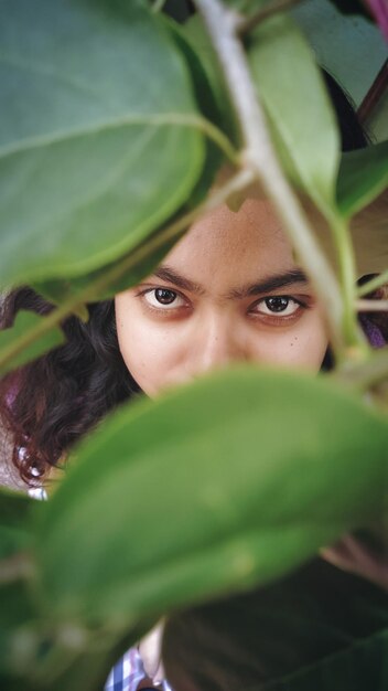 Retrato em close-up de uma jovem no meio de uma planta