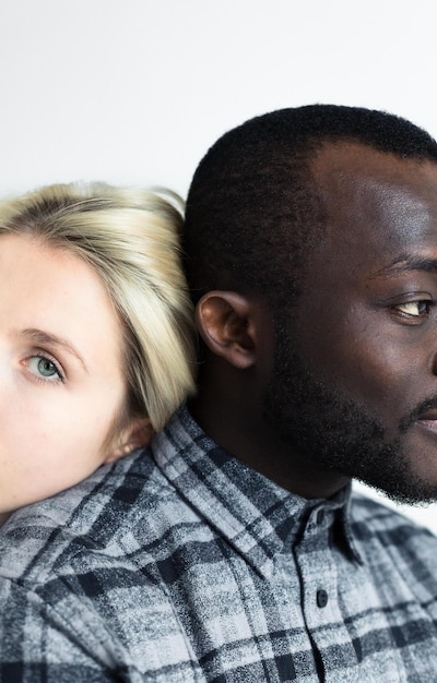 Retrato em close-up de uma jovem por um homem contra fundo branco