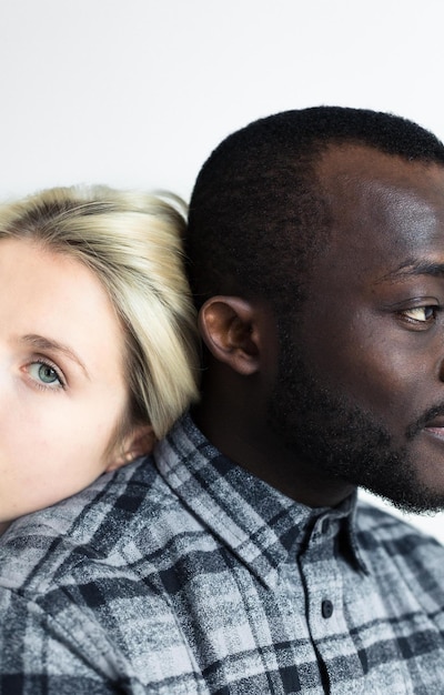 Foto retrato em close-up de uma jovem por um homem contra fundo branco