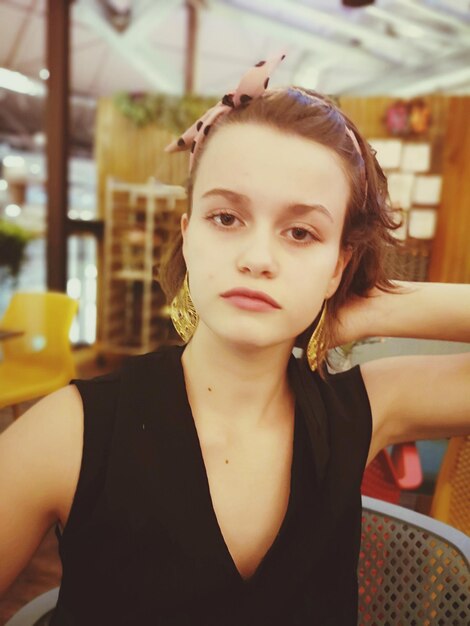Foto retrato em close-up de uma jovem sentada num restaurante