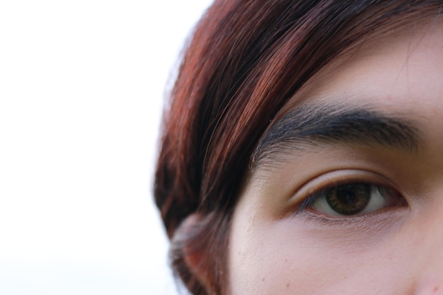 Retrato em close-up de uma jovem séria sobre fundo branco