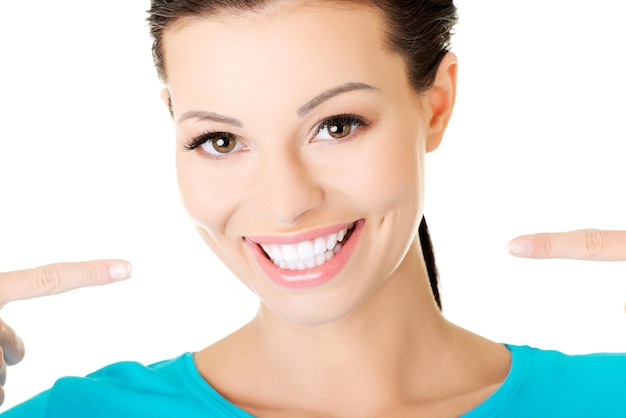 Foto retrato em close-up de uma jovem sorridente contra um fundo branco