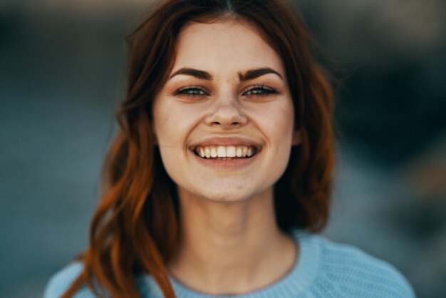 Foto retrato em close-up de uma jovem sorridente