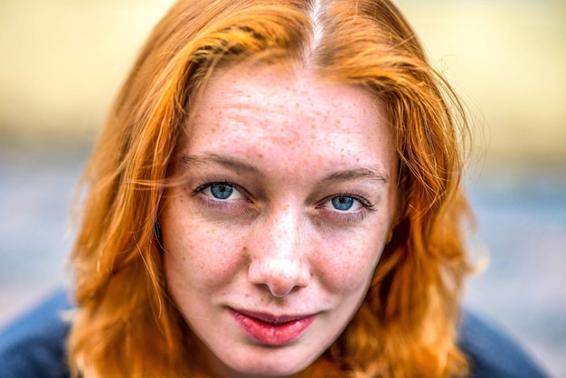 Retrato em close-up de uma jovem sorridente